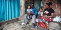 Kenya-FS-Nairobi-04-family-portrait-mother-father-children-outdoor,-Daniel-s-Story,-Jakob-Fuhr.jpg